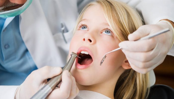 Tandläkare undersöker ett barns tänder