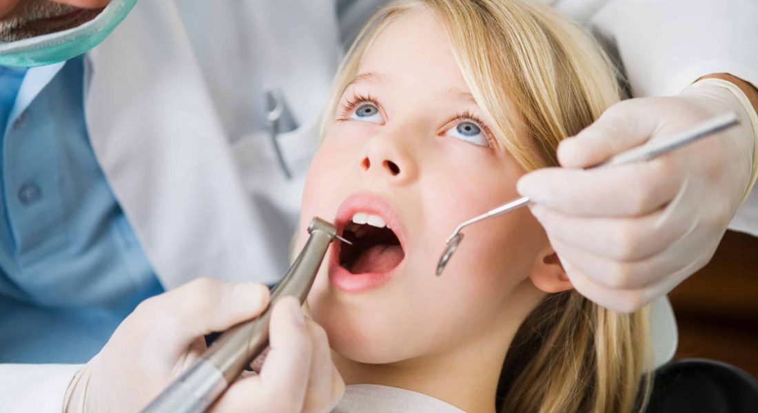 Tandläkare undersöker ett barns tänder